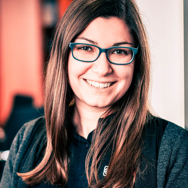 Portrait einer lächelnden Frau mit Brille