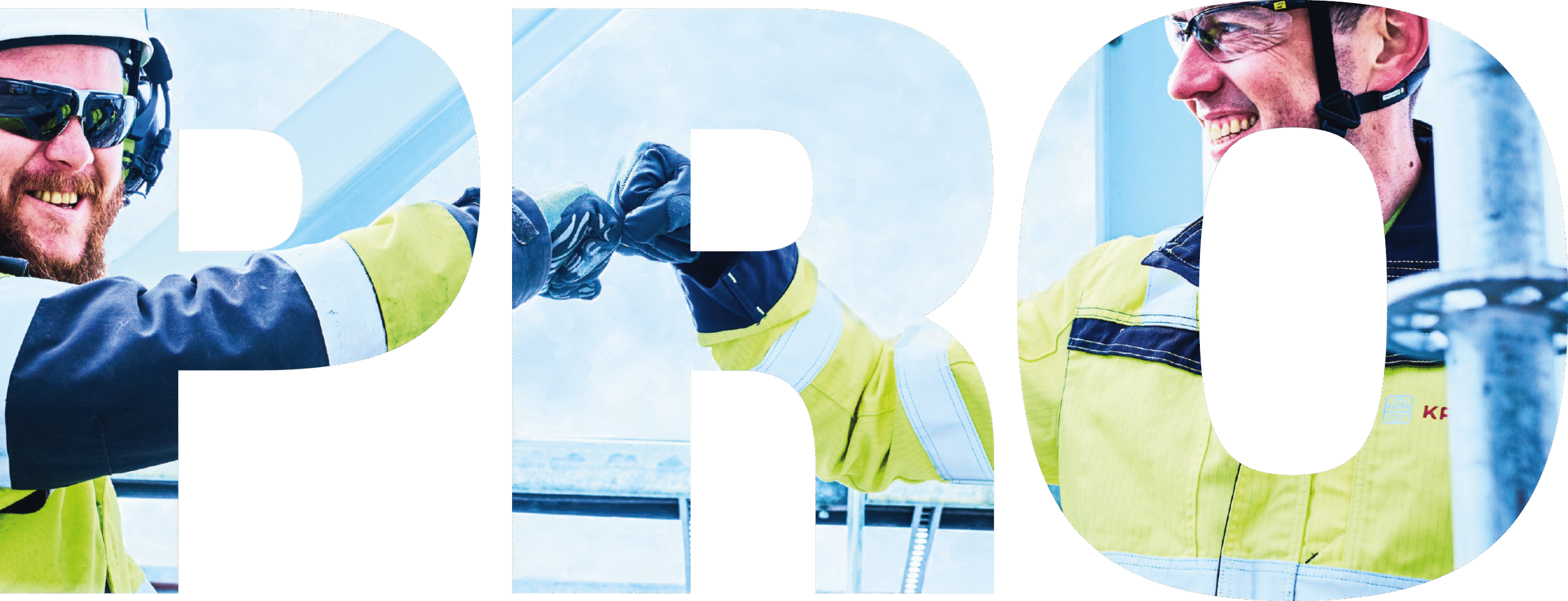 Zwei KAEFER Mitarbeiter in Arbeitsanzügen geben sich einen Faustschlag