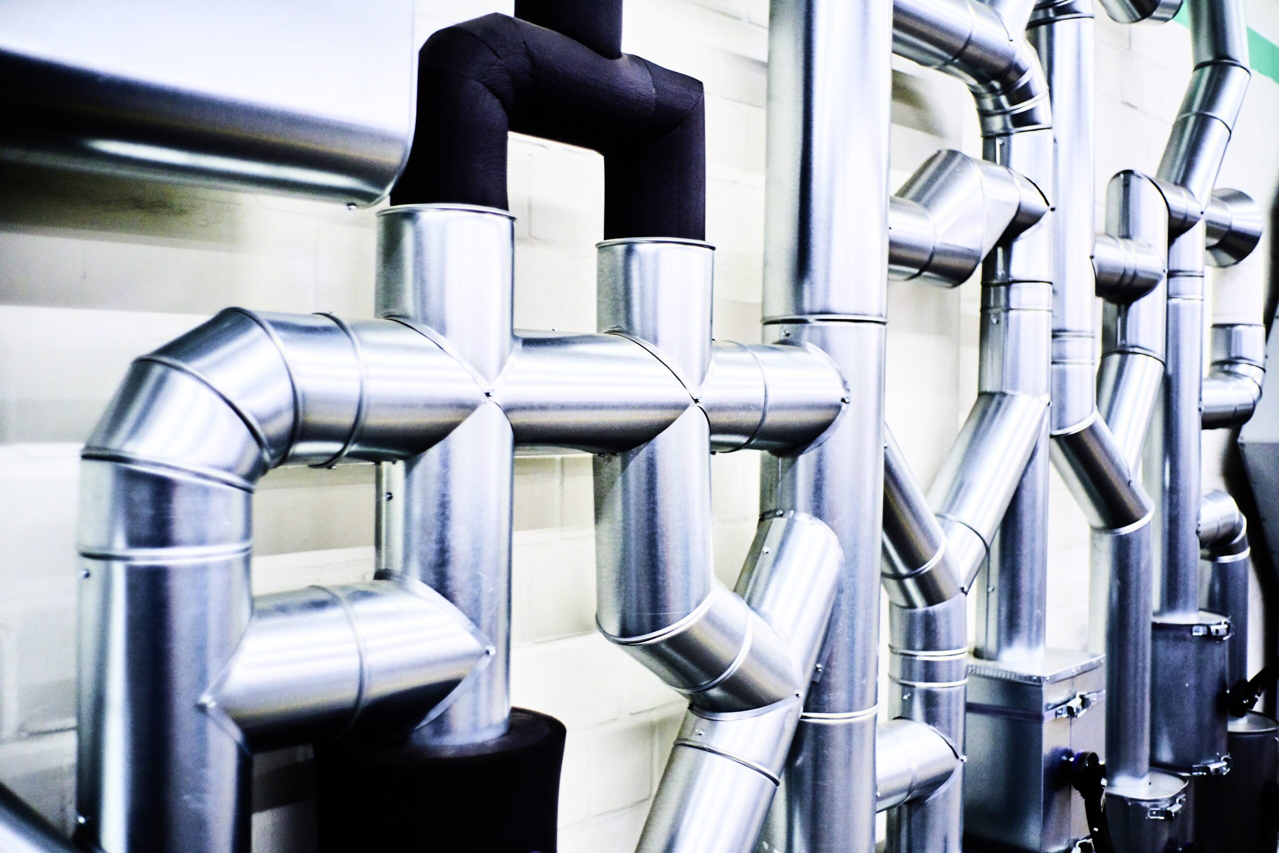 Vernetzte Rohre vor einer weißen Wand