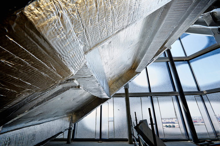 Eine silberkaschierte Brandschutz-Isolierung, die nahtlos an die schräge Dachkonstruktion anschließt