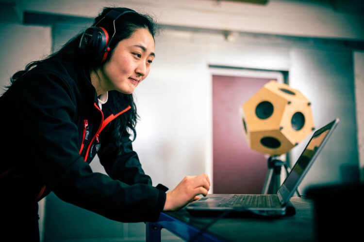 KAEFER Mitarbeiterin an einem Laptop