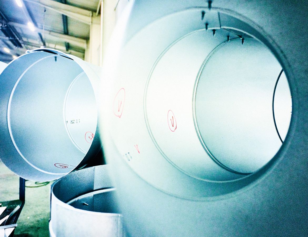 Innenseite eines silbernen Rohres