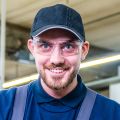 Portrait eines KAEFER Auszubildenden mit Schutzbrille