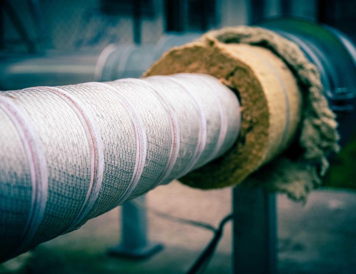 Nahaufnahme eines massiven Rohres, wo Schichten von Isolierung zu sehen sind