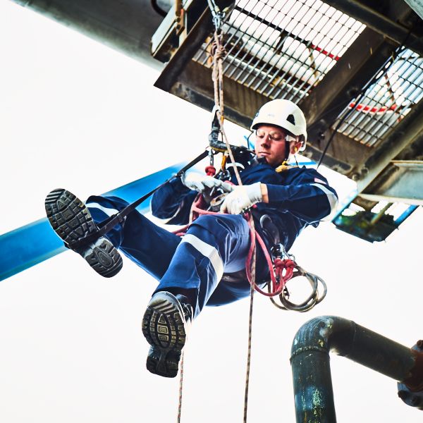 Industriekletterer arbeitet in Industrieanlage