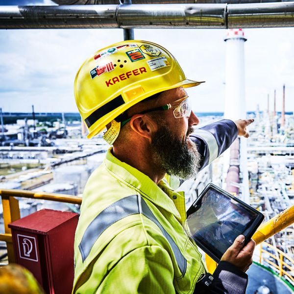 KAEFER Mitarbeiter in Arbeitsanzügen auf einer Industrieanlage