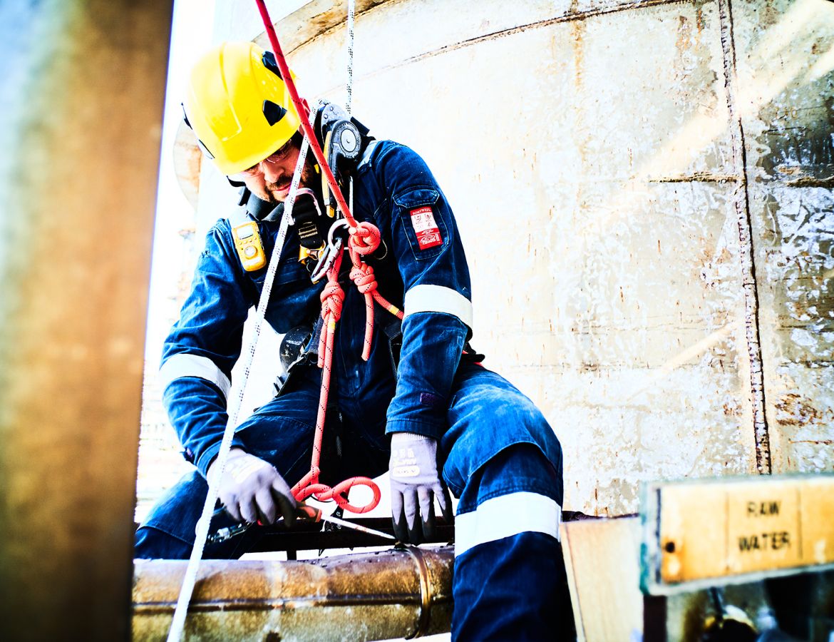 Ein Industriekletterer der an einem Silo arbeitet
