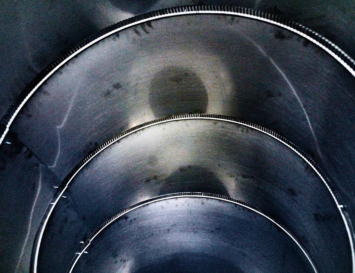 Drei hintereinander liegende kreisförmige Metallringe